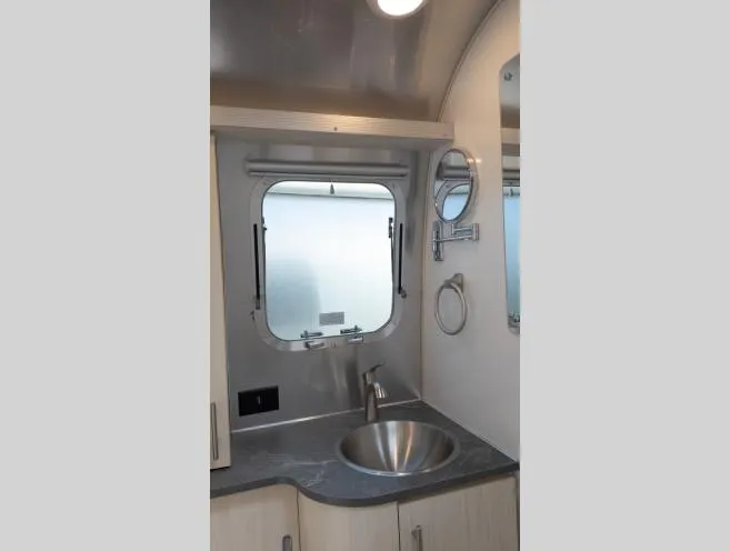 2026 Airstream Flying Cloud 27FB - Photo 3