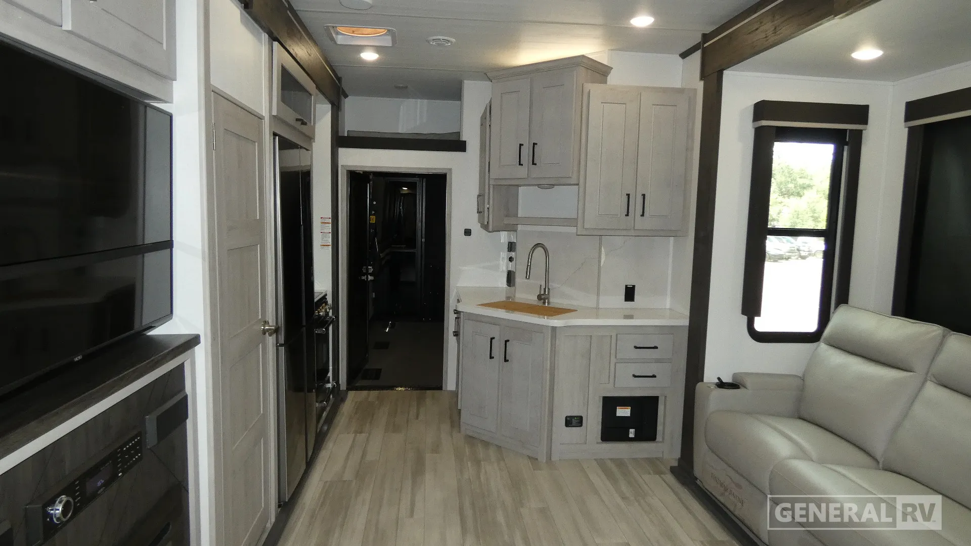 2024 Keystone Fuzion 428 - Photo 3