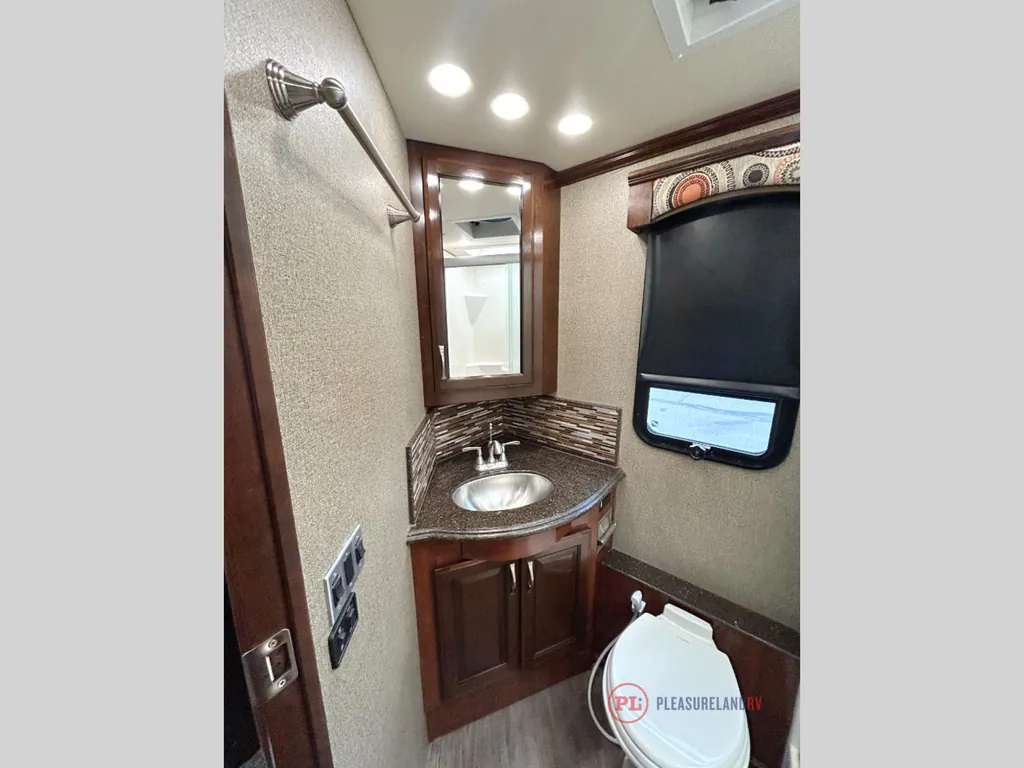 2018 Fleetwood Pace Arrow LXE 38N, Photos photo 17