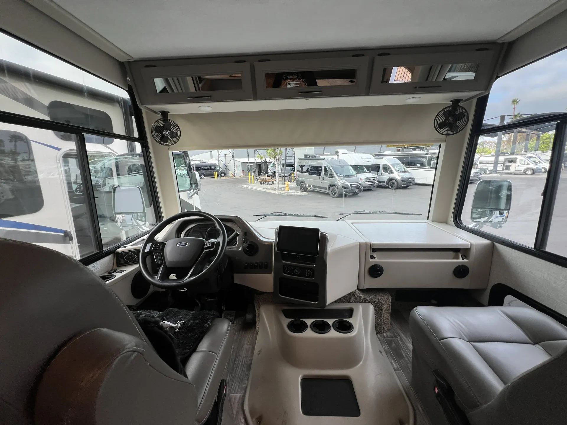2023 Thor Motor Coach Hurricane 29M - Photo 3