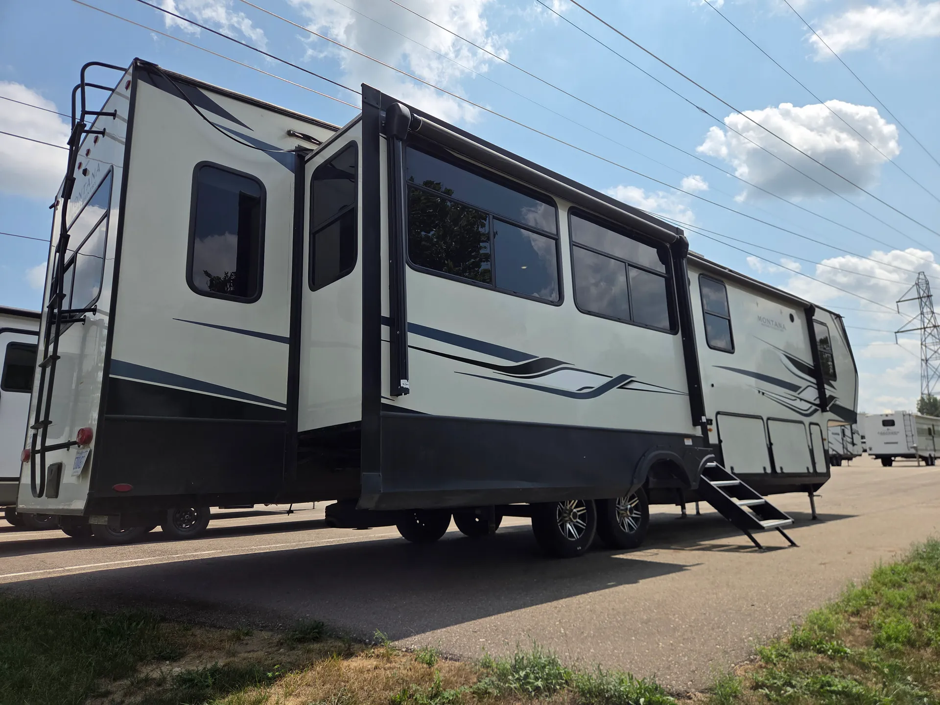 2022 Keystone Montana High Country 385BR - Photo 3