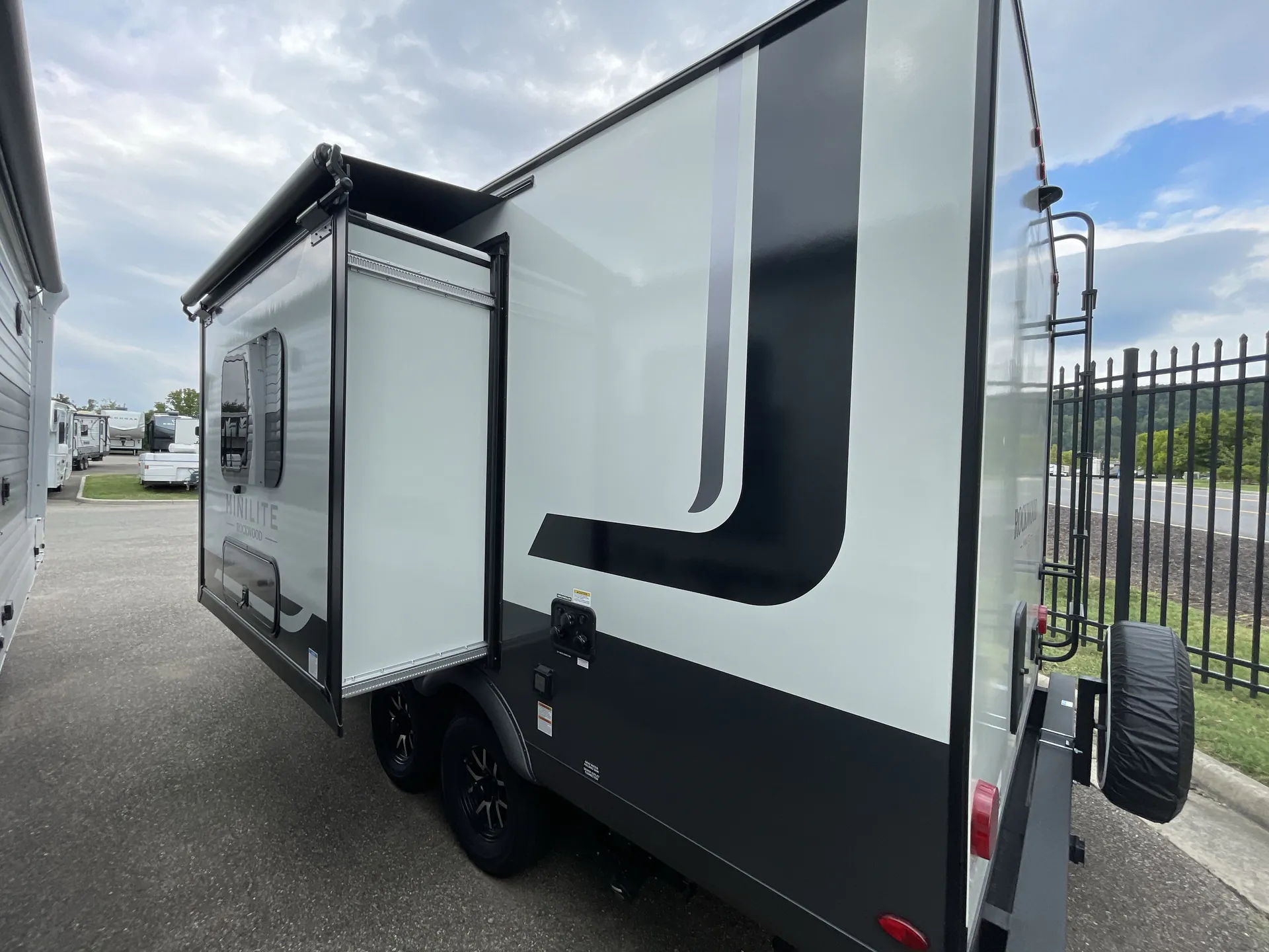 2027 Forest River Rockwood Mini Lite 2109S — off campside
