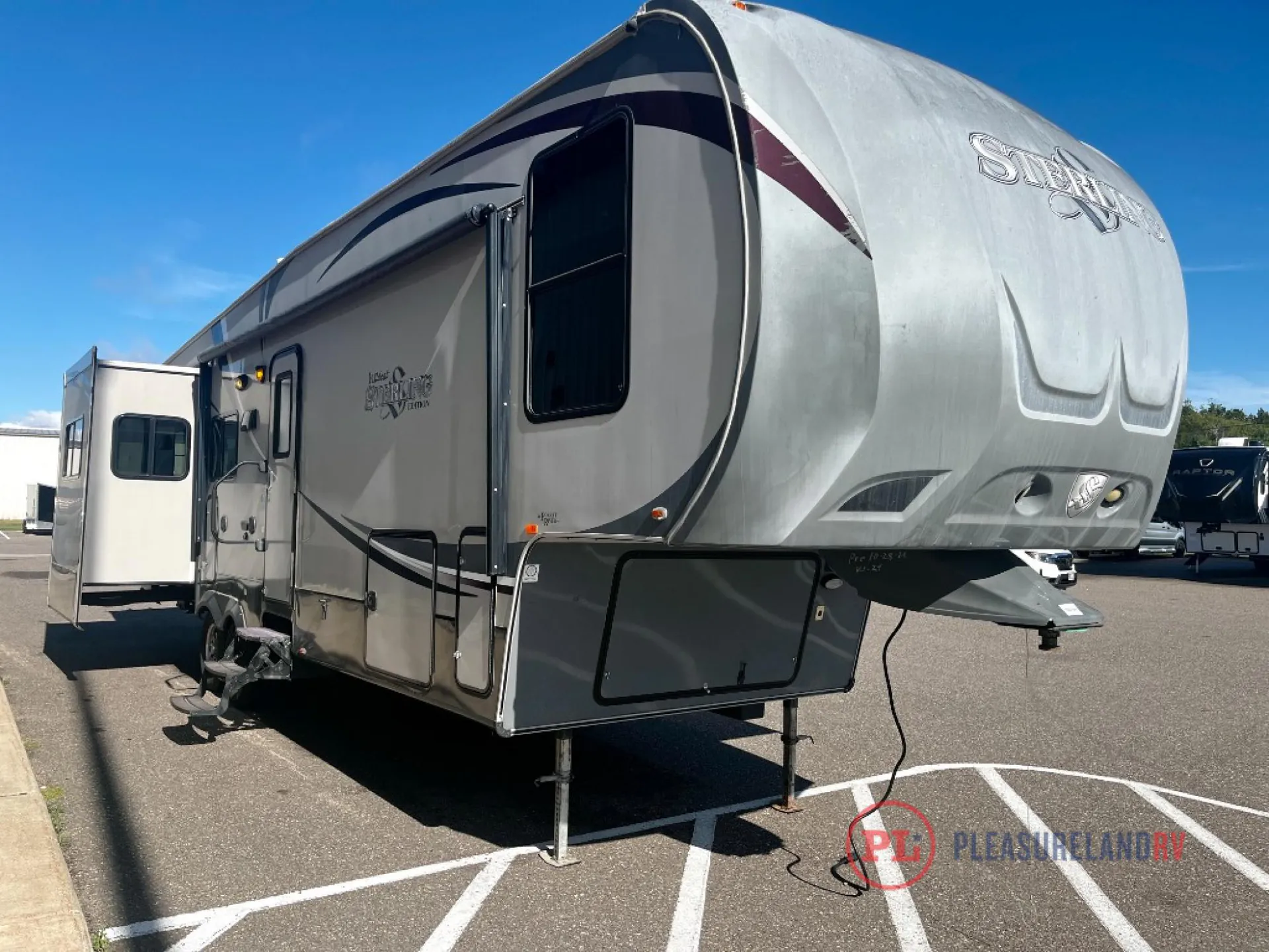 2013 Forest River Wildcat Sterling 32RL