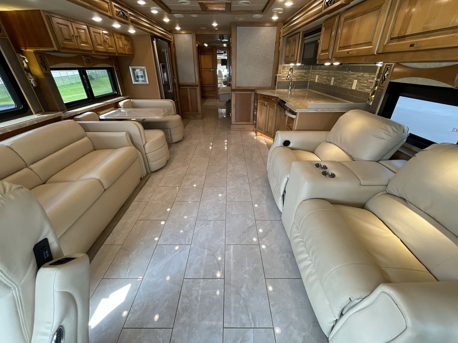 2018 Tiffin Phaeton 40 IH — living area main