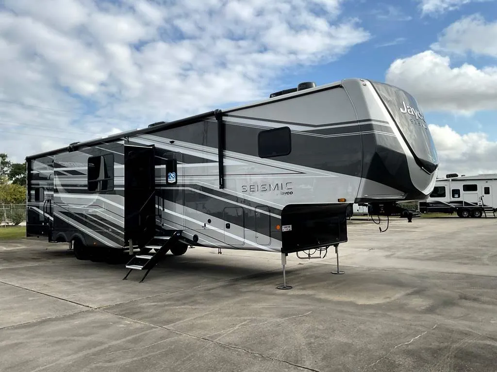 2026 Jayco Seismic 399 - Photo 3