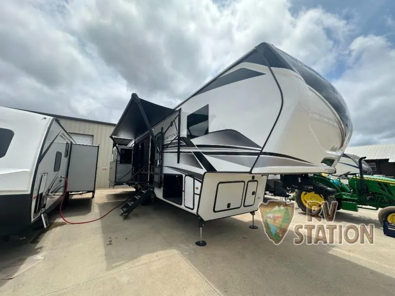 2025 Keystone Montana 3532SP - Photo 2
