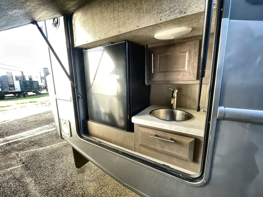 2022 Thor Motor Coach Magnitude RS36, Photos photo 22