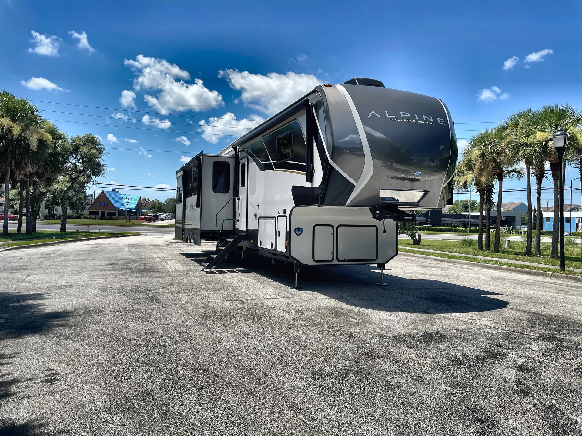 2025 Keystone Alpine Avalanche 366LS - Photo 2
