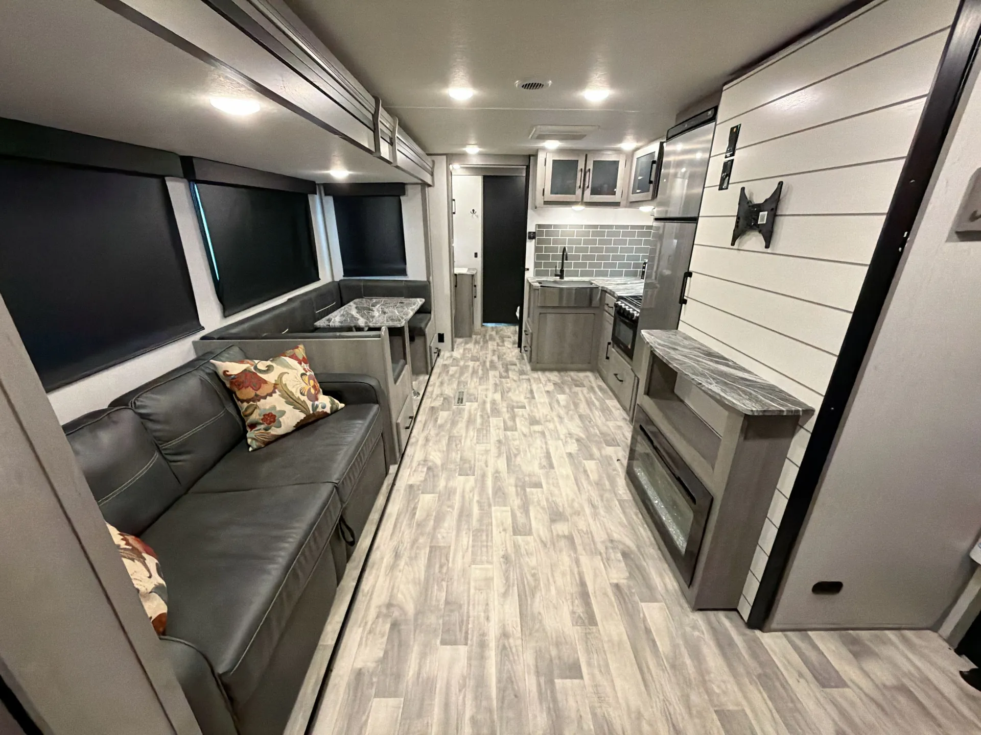2022 Dutchmen Kodiak Ultra-Lite 332BHSL — living area main