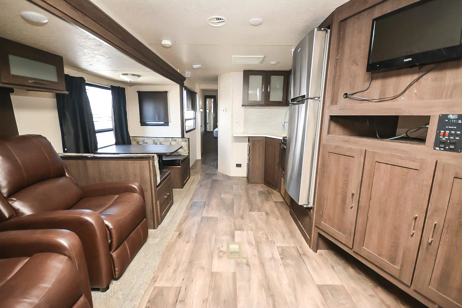 2018 Forest River Wildwood 28RLSS dealer photo 4 from Camperland of Oklahoma