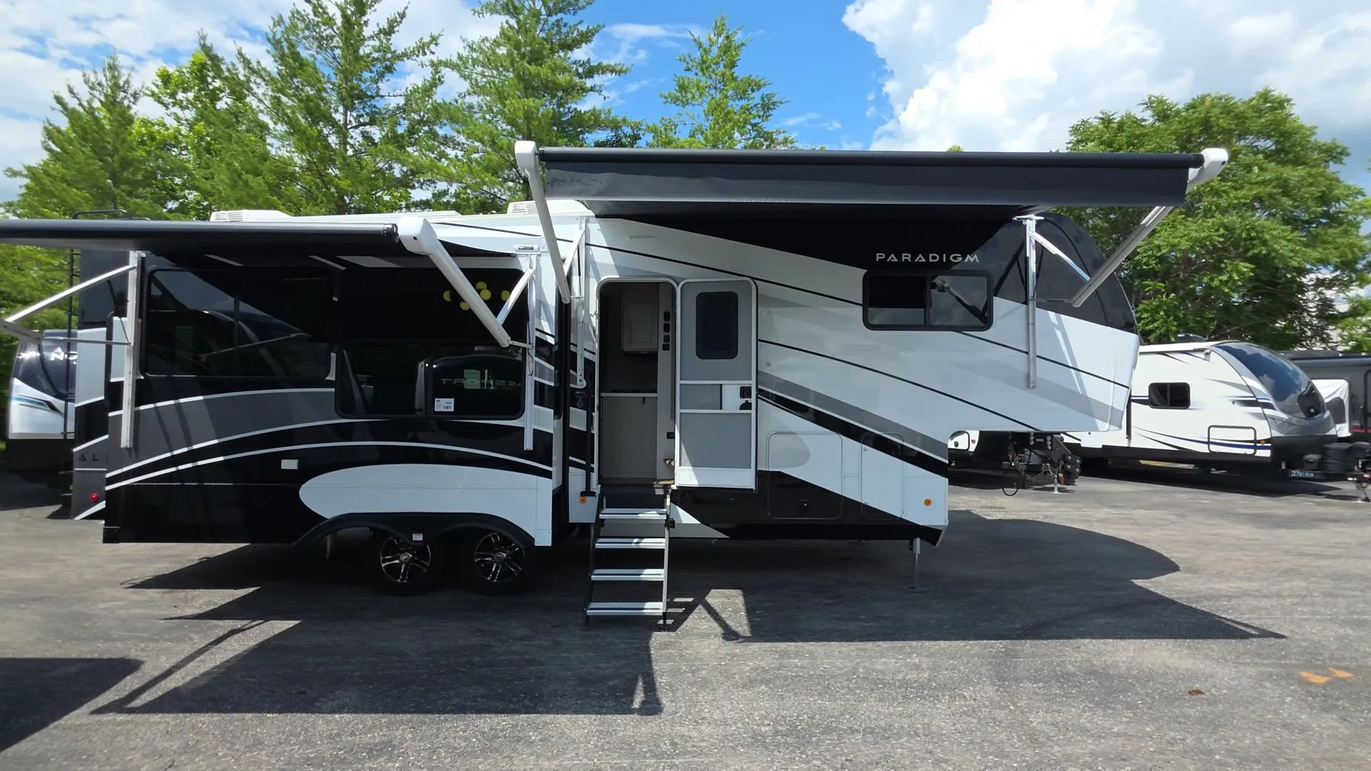 2025 Alliance RV Paradigm 295MK - Photo 2