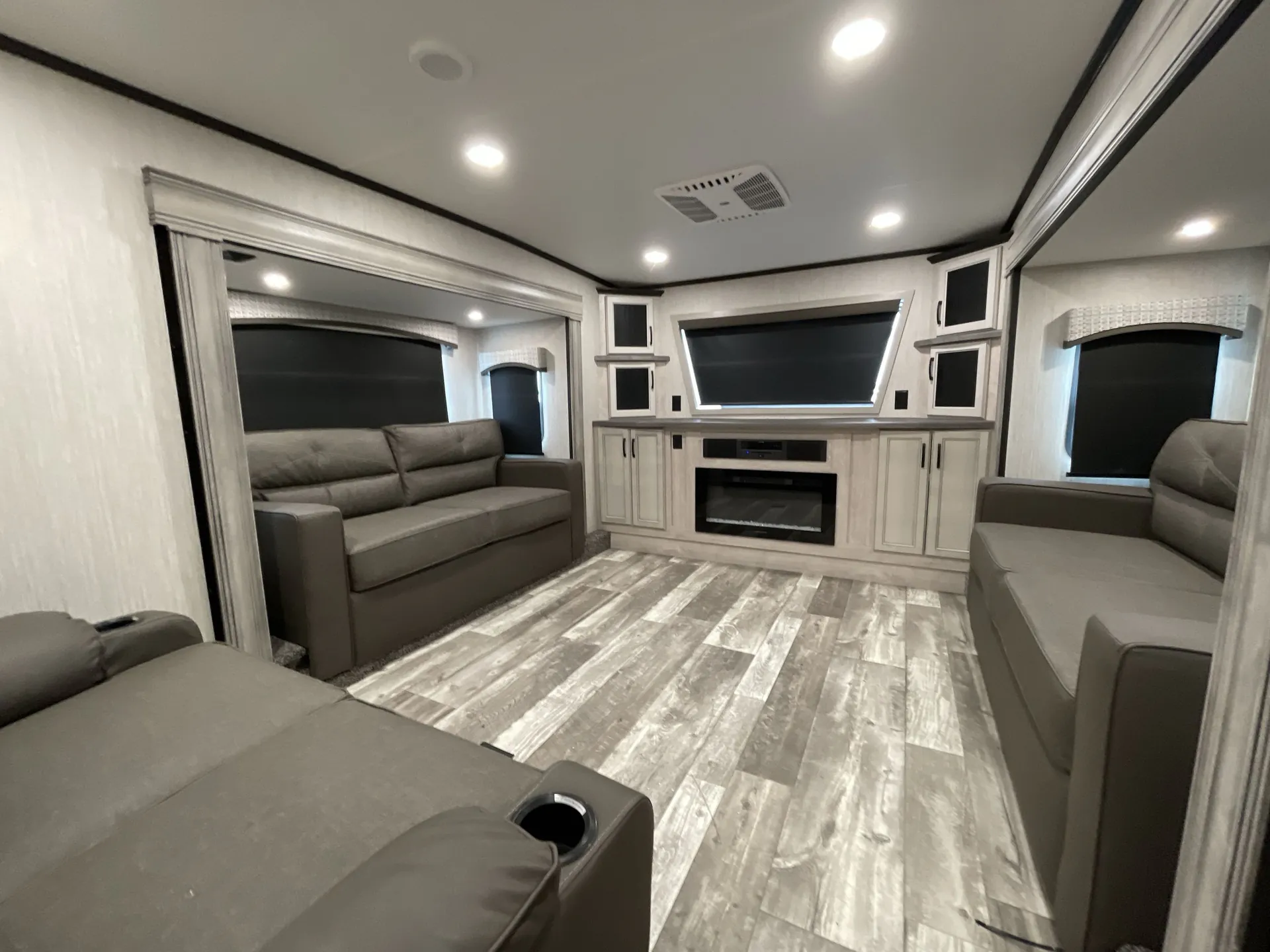 2022 Forest River Sandpiper 391FLRB — living area main