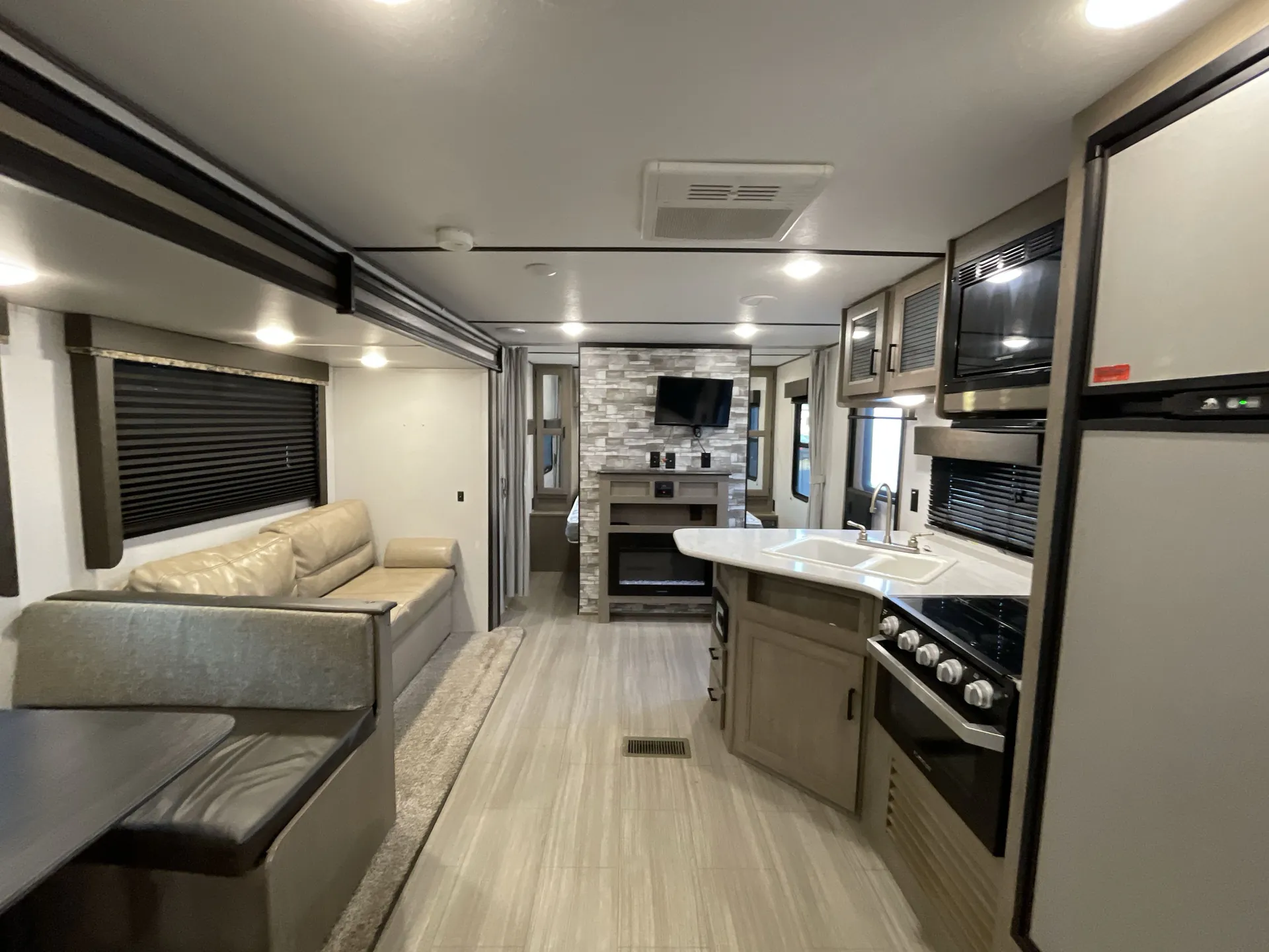 2020 Keystone Hideout 26LHSWE — living area main
