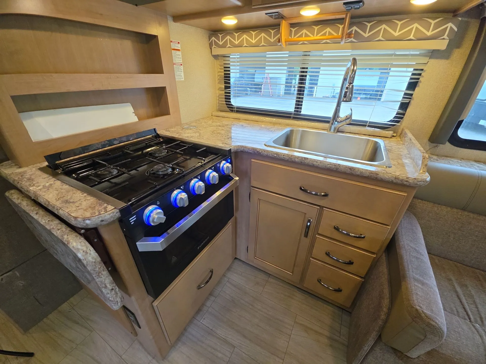 2019 Thor Motor Coach Daybreak 30DB - Photo 2