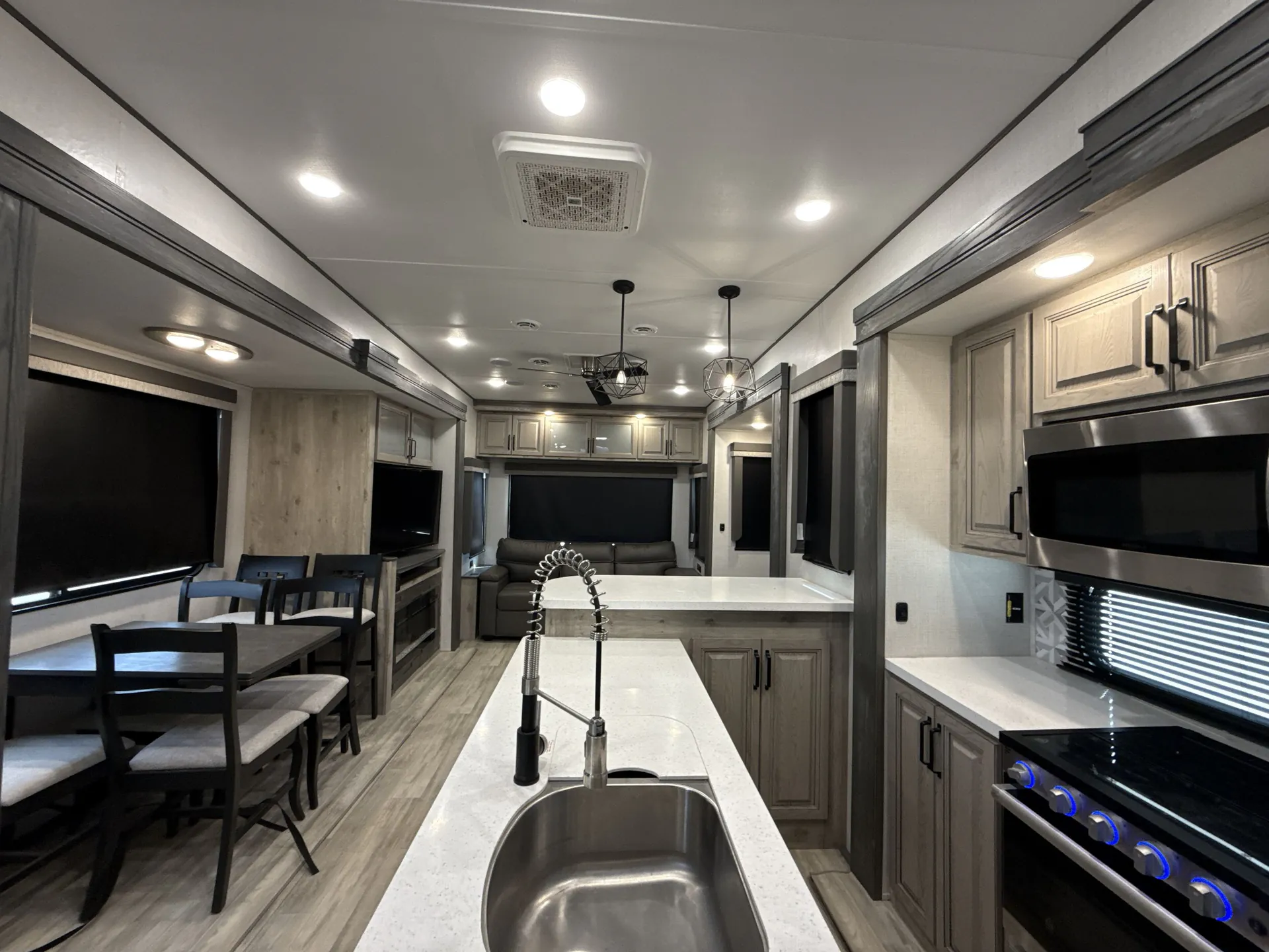 2024 Keystone Avalanche 338GK — living area main