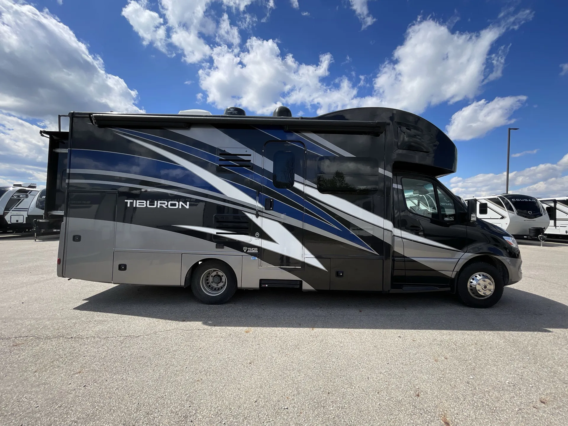 2021 Thor Motor Coach Tiburon 24RW — campside