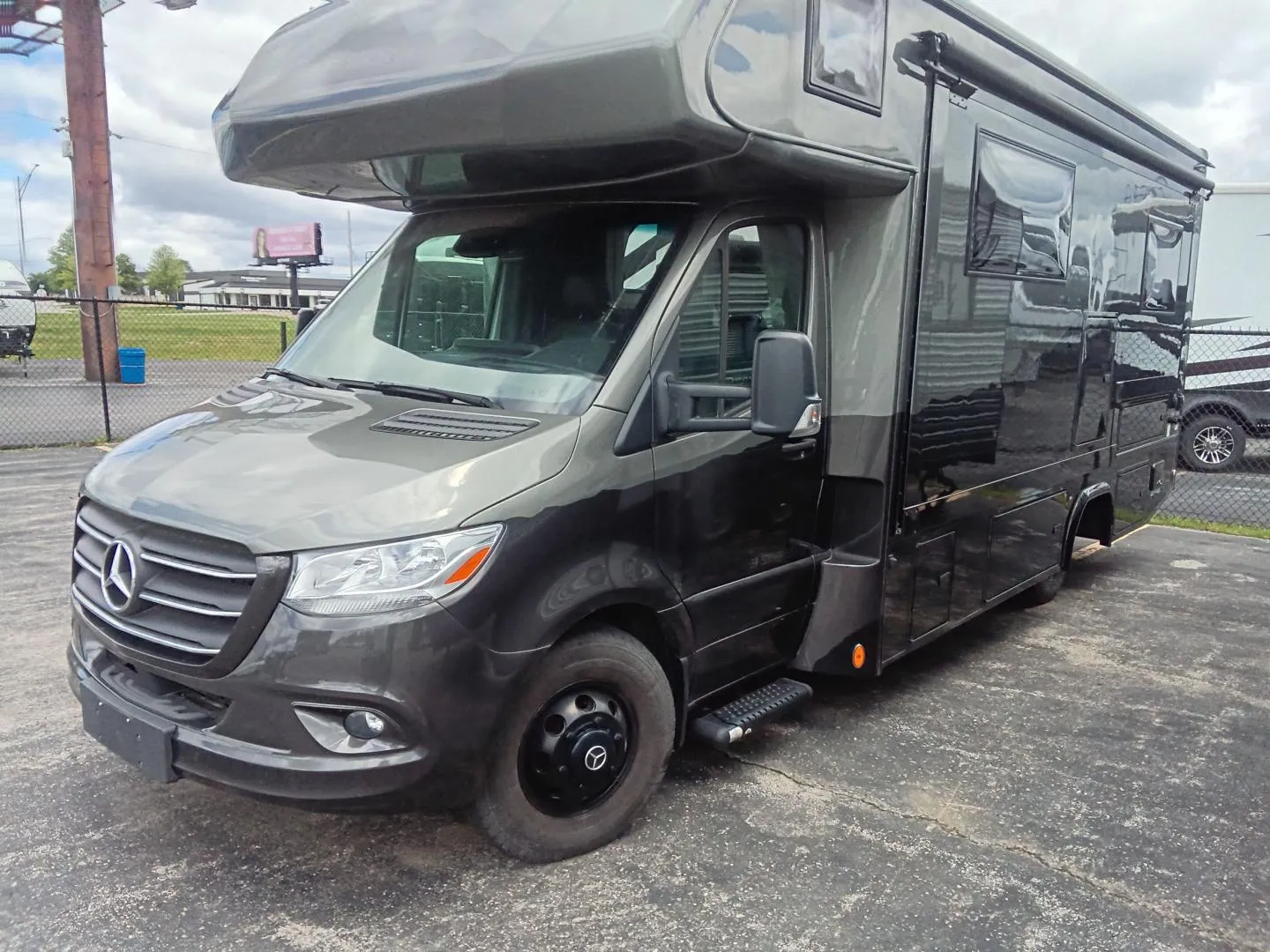 2024 Dynamax ISATA 3 34FWSFXM - Photo 2