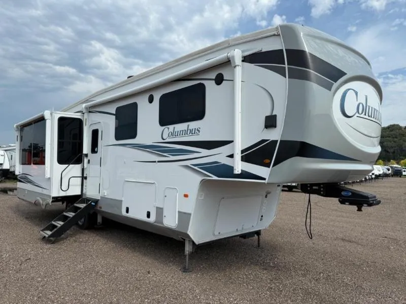 2022 Palomino Columbus 329DV - Photo 2