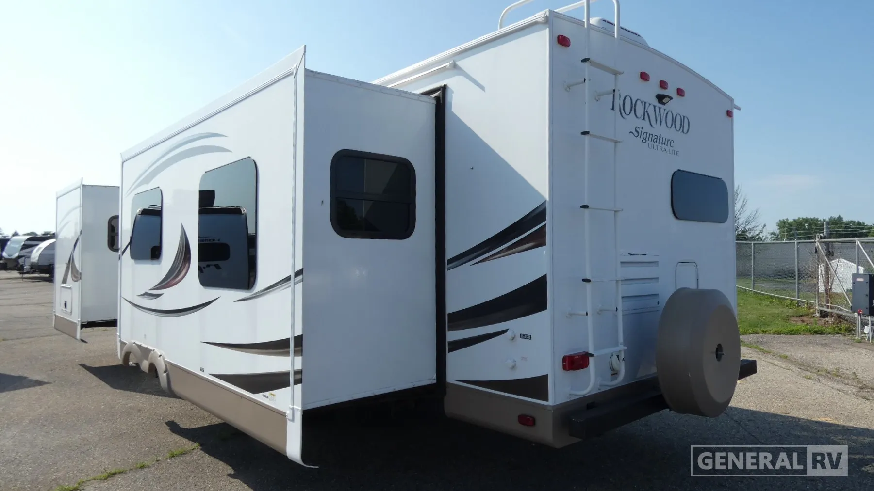 2015 Forest River Rockwood Signature Ultra Lite 8310SS - Photo 4