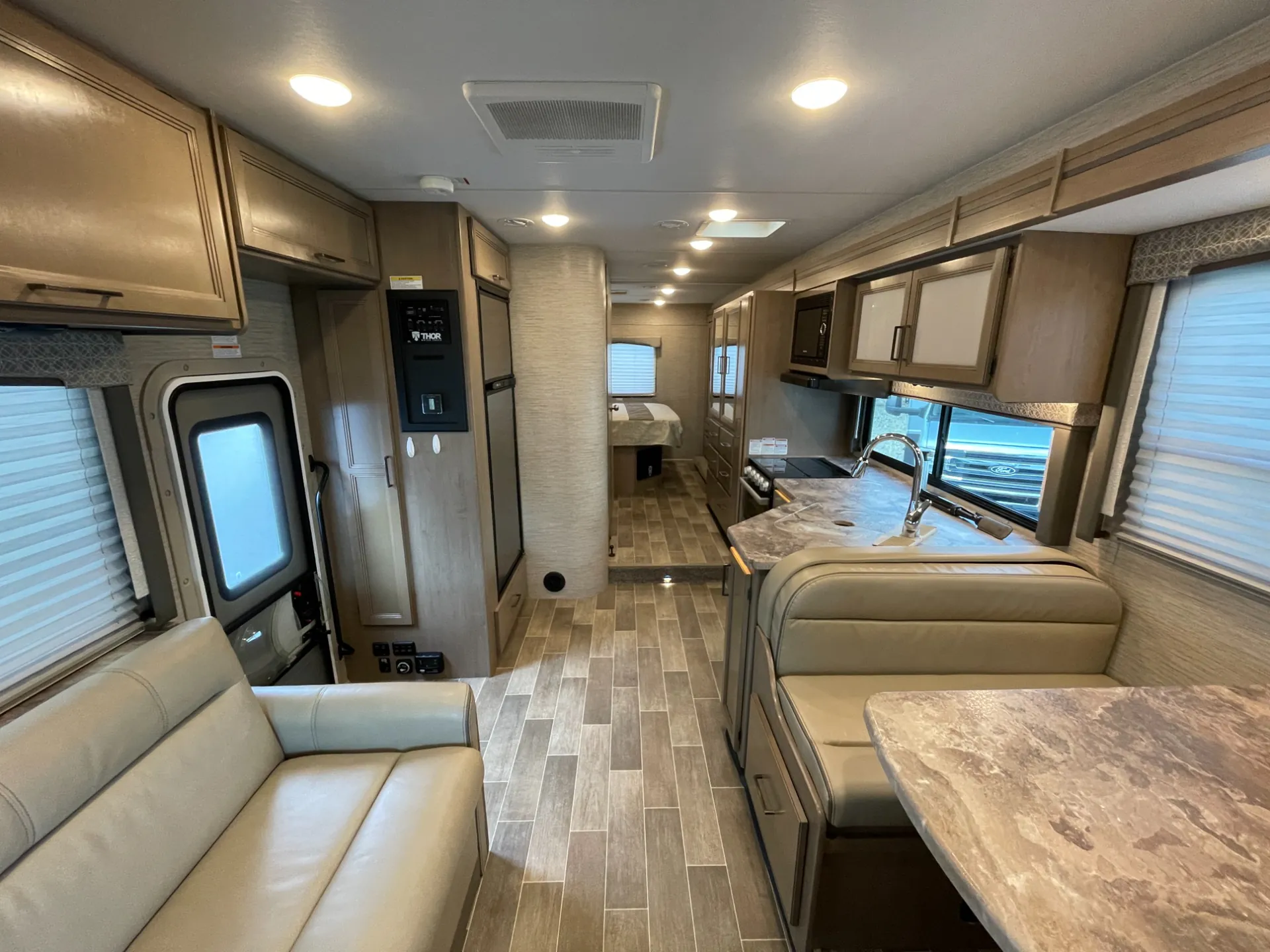 2022 Thor Motor Coach Chateau 31WV - Photo 2