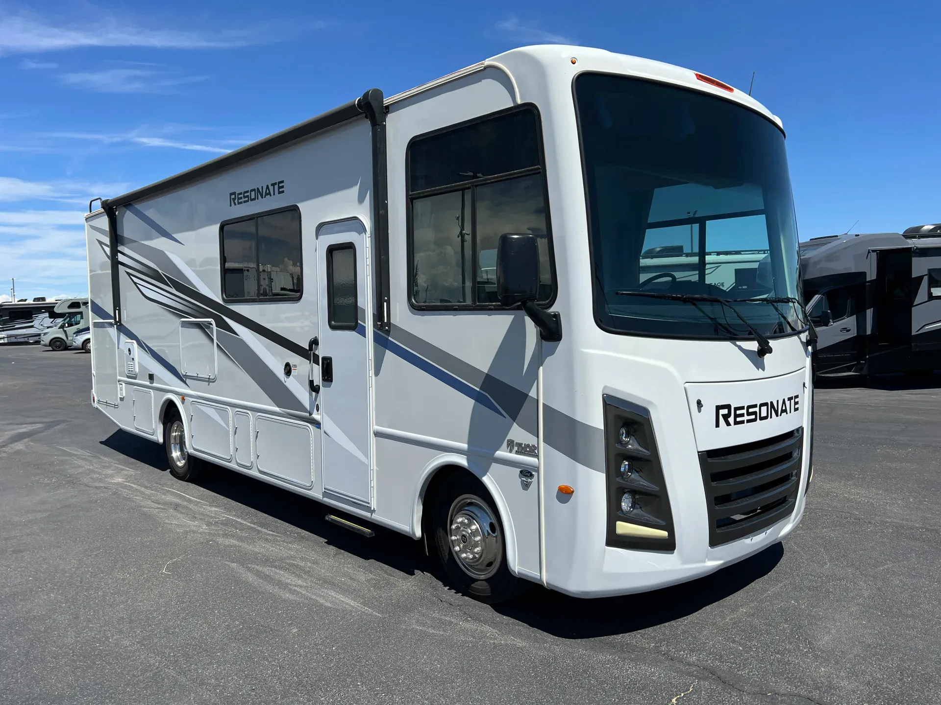 2025 Thor Motor Coach Resonate 29D - Photo 2