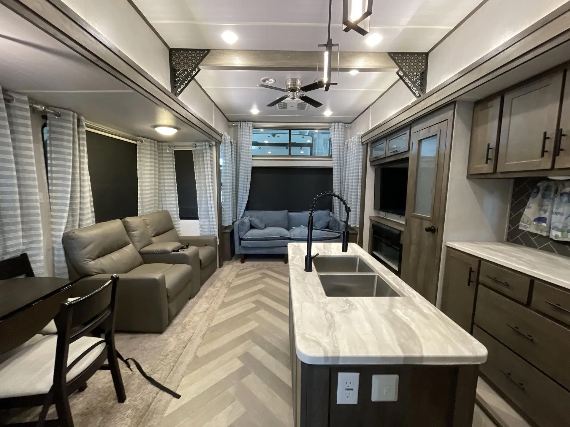 2021 Forest River Wildwood Grand Lodge 42DL — living area main