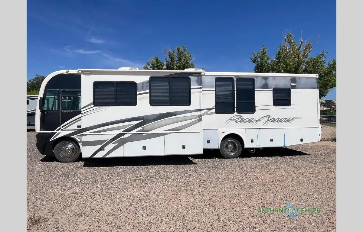 2004 Fleetwood Pace Arrow 37C - Photo 2