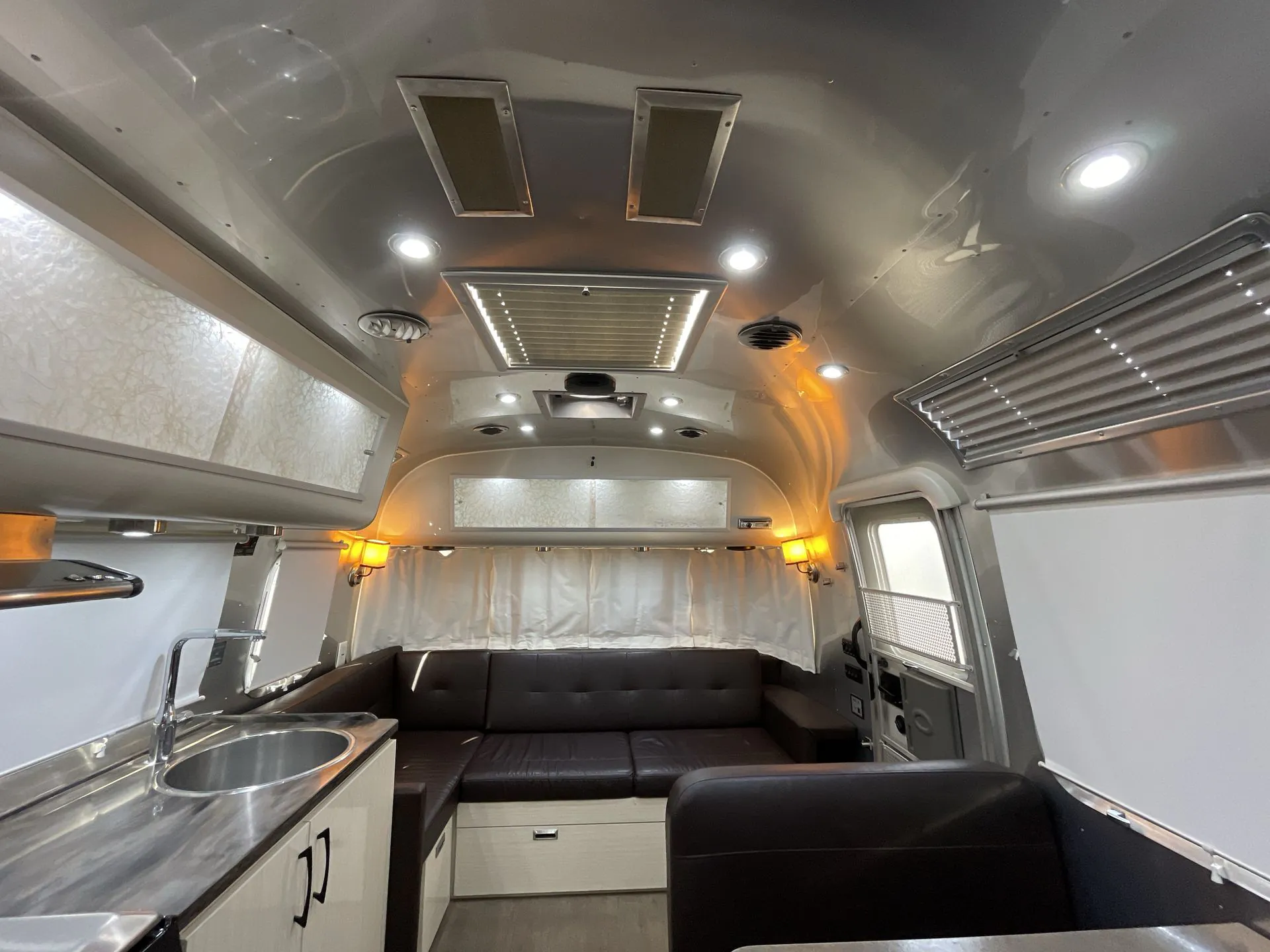 2018 Airstream International Serenity 28RB TWIN - Photo 3