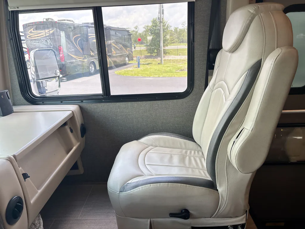 2022 Thor Motor Coach Challenger 35MQ, Photos photo 34