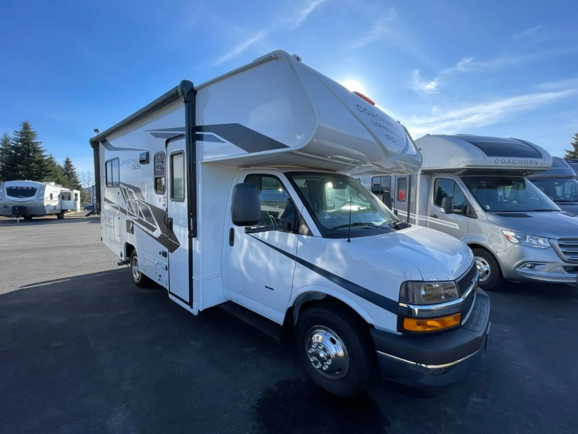 2026 Coachmen Leprechaun 210QSS CHEVY 3500 - Photo 2