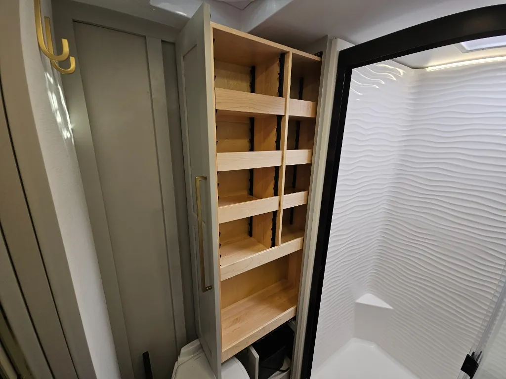 2026 Brinkley Model G 3950, Bathroom photo 6