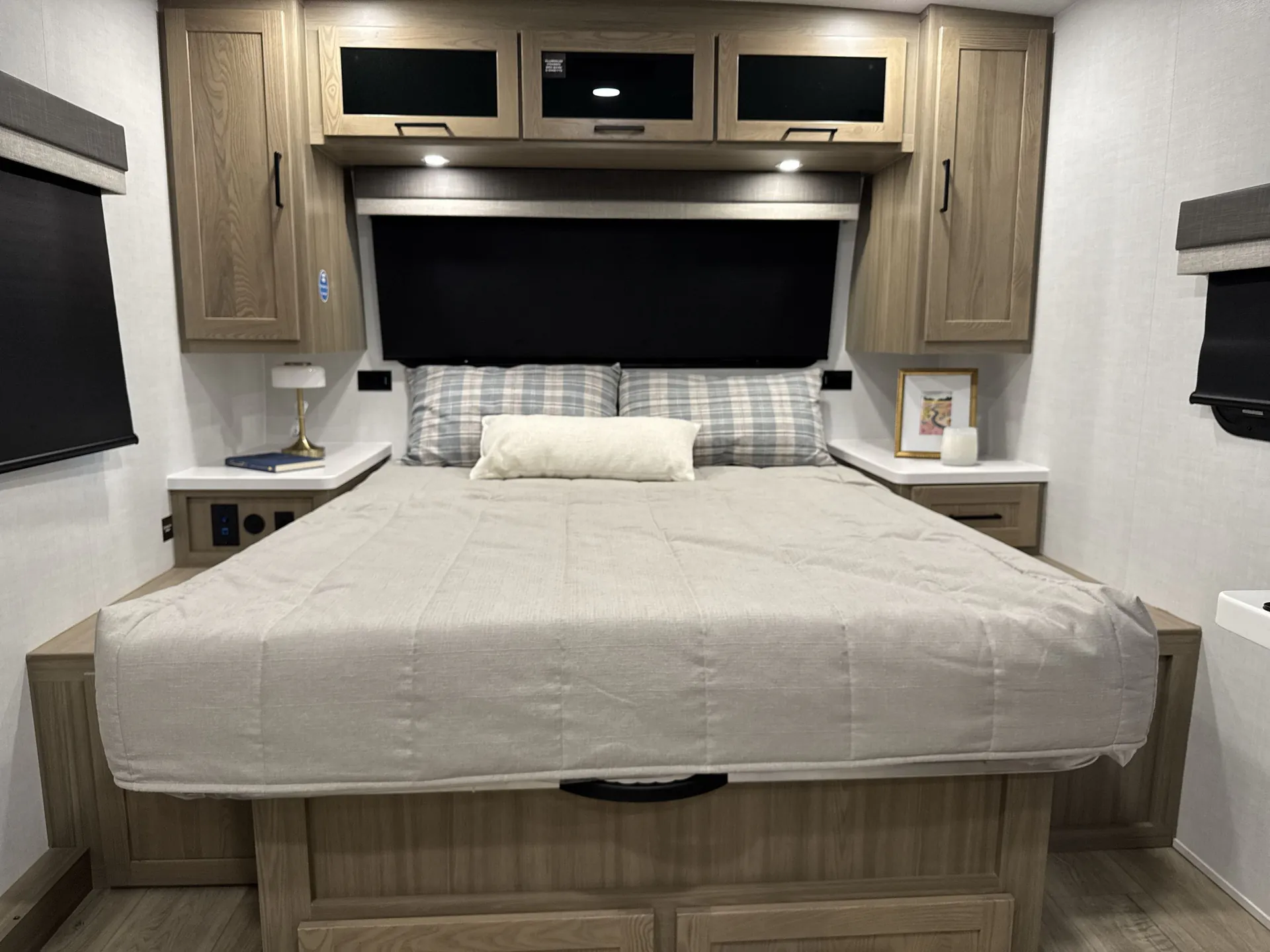 2027 Forest River Rockwood Mini Lite 2109S — bedroom