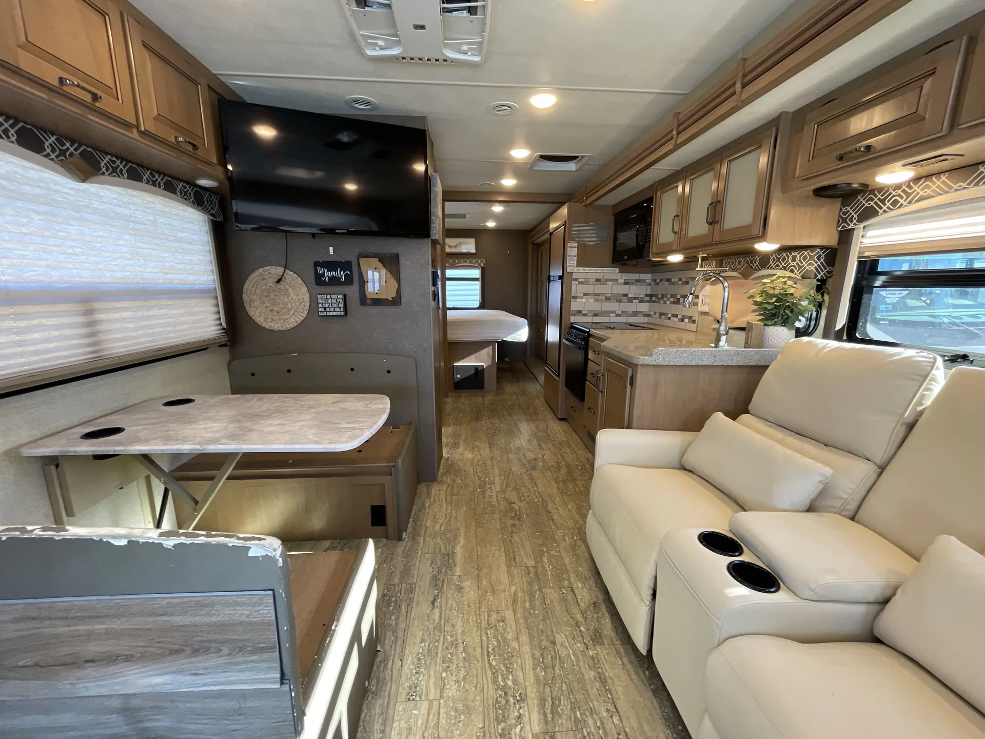 2018 Thor Motor Coach Hurricane 29M — stove oven open