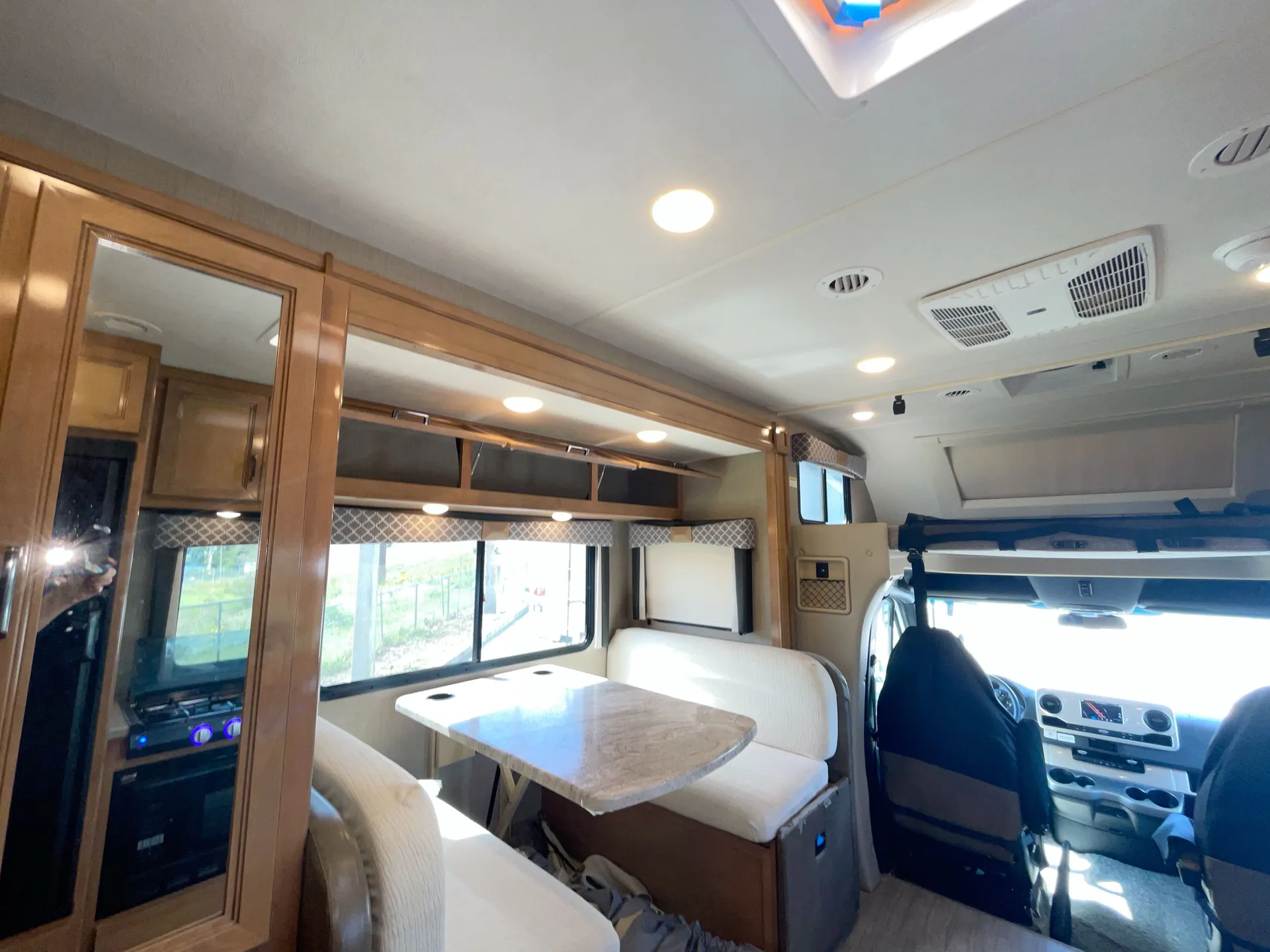 2020 Thor Motor Coach Quantum KM24 — living area main