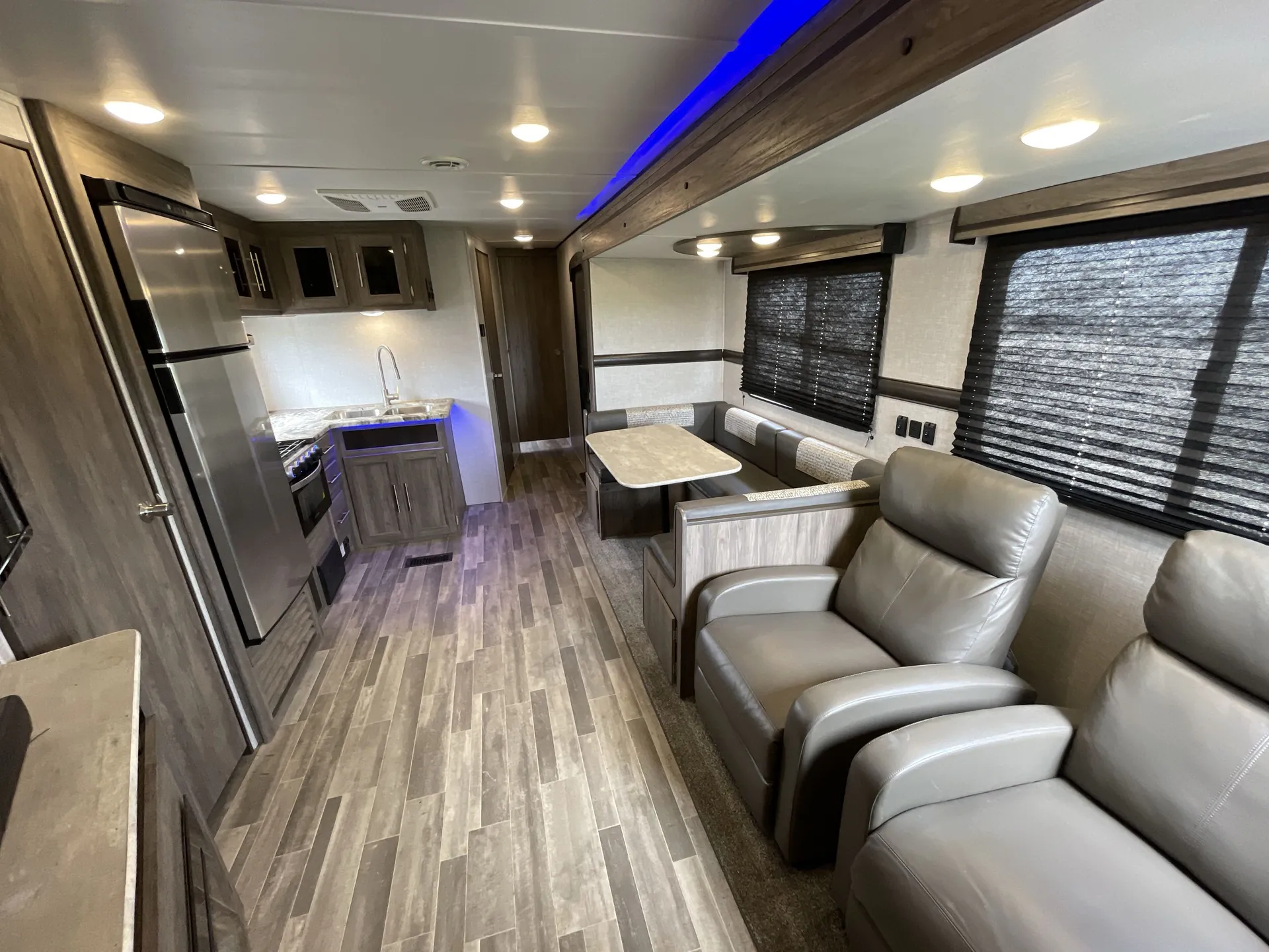 2022 CrossRoads Zinger 333DB — living area main