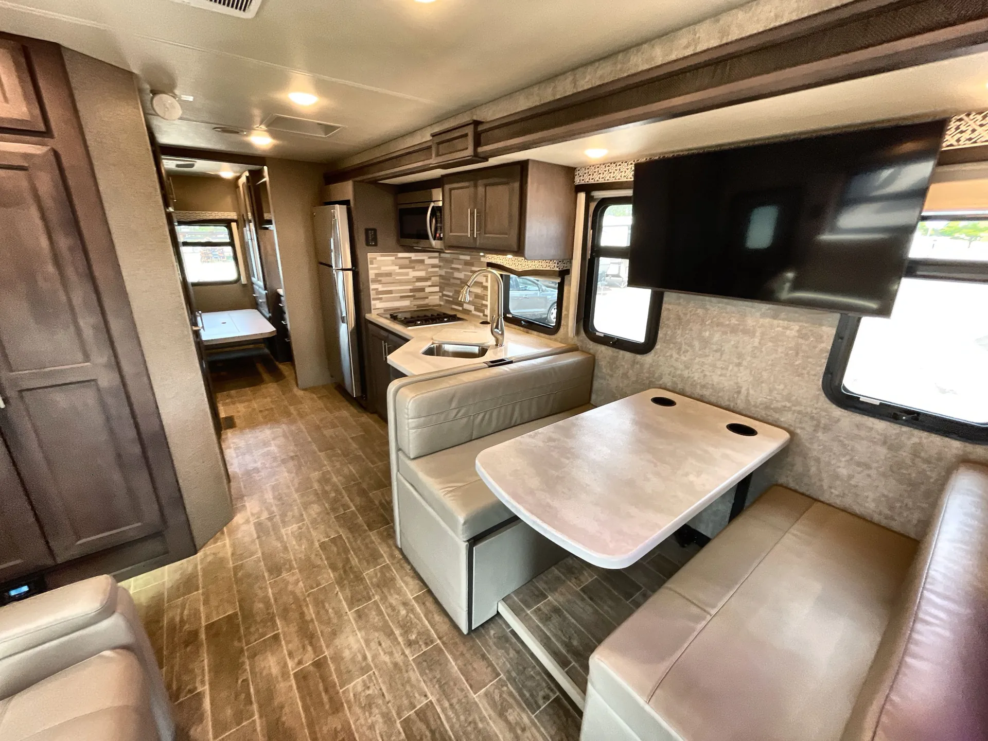 2021 Thor Motor Coach Omni XG32 — living area main