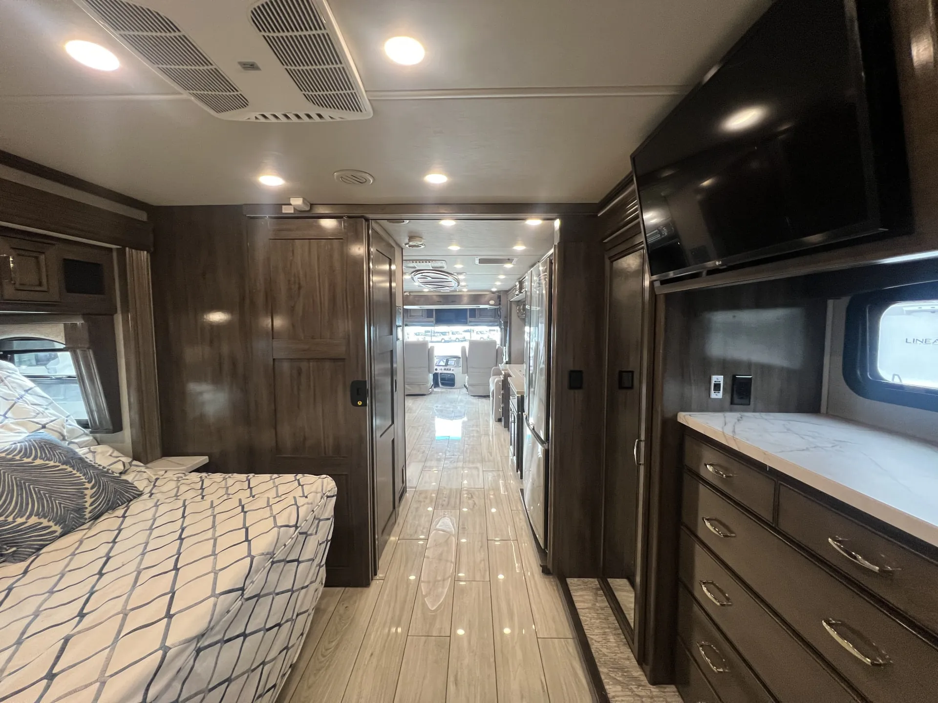 2023 Fleetwood Discovery 38W - Photo 4