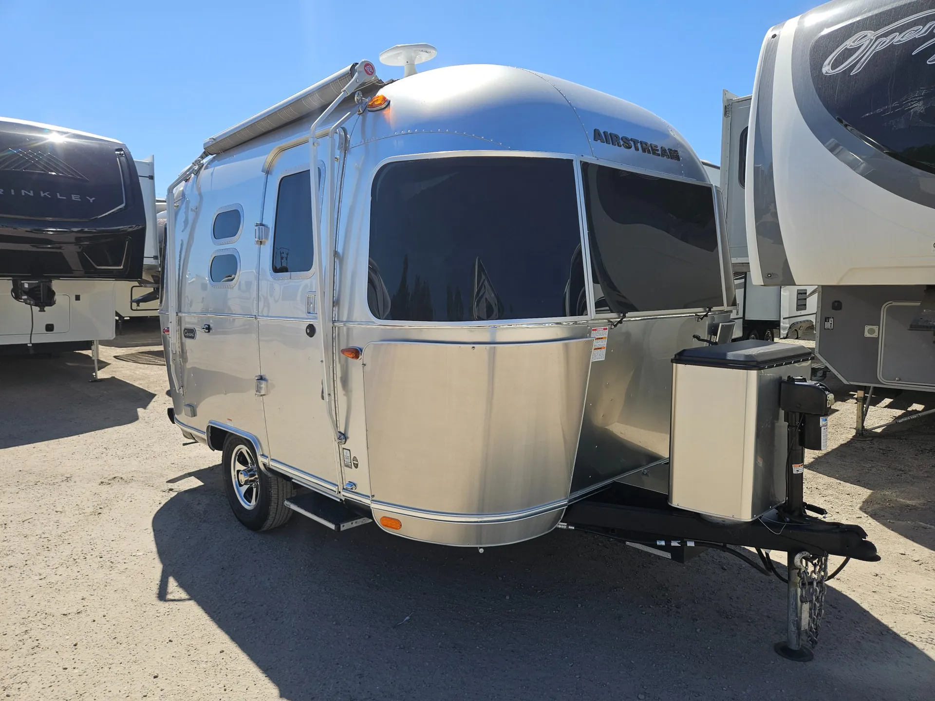 2022 Airstream Caravel 16RB - Photo 2