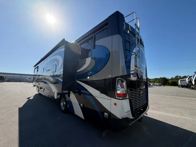 2017 Fleetwood Discovery 40E - Photo 4
