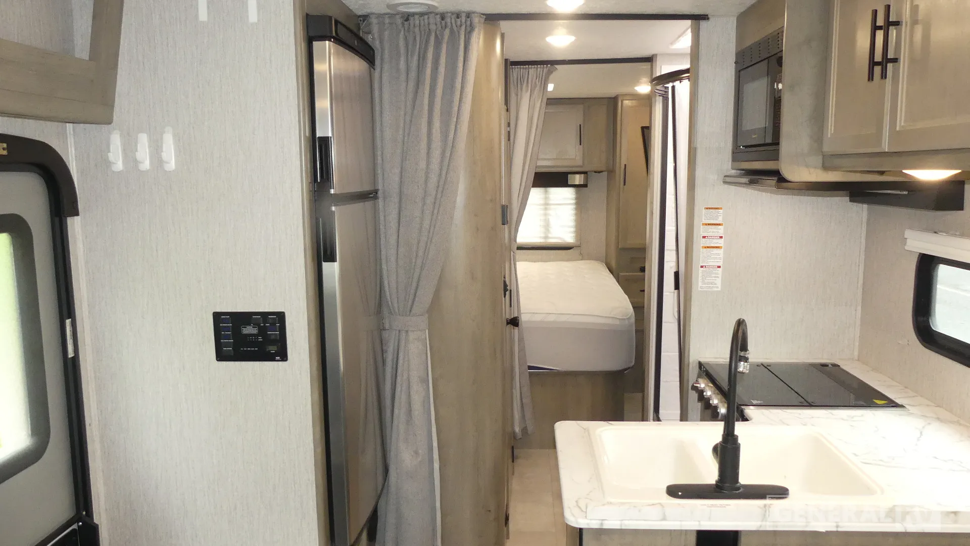 2021 Coachmen Freelander 27QB - Photo 3