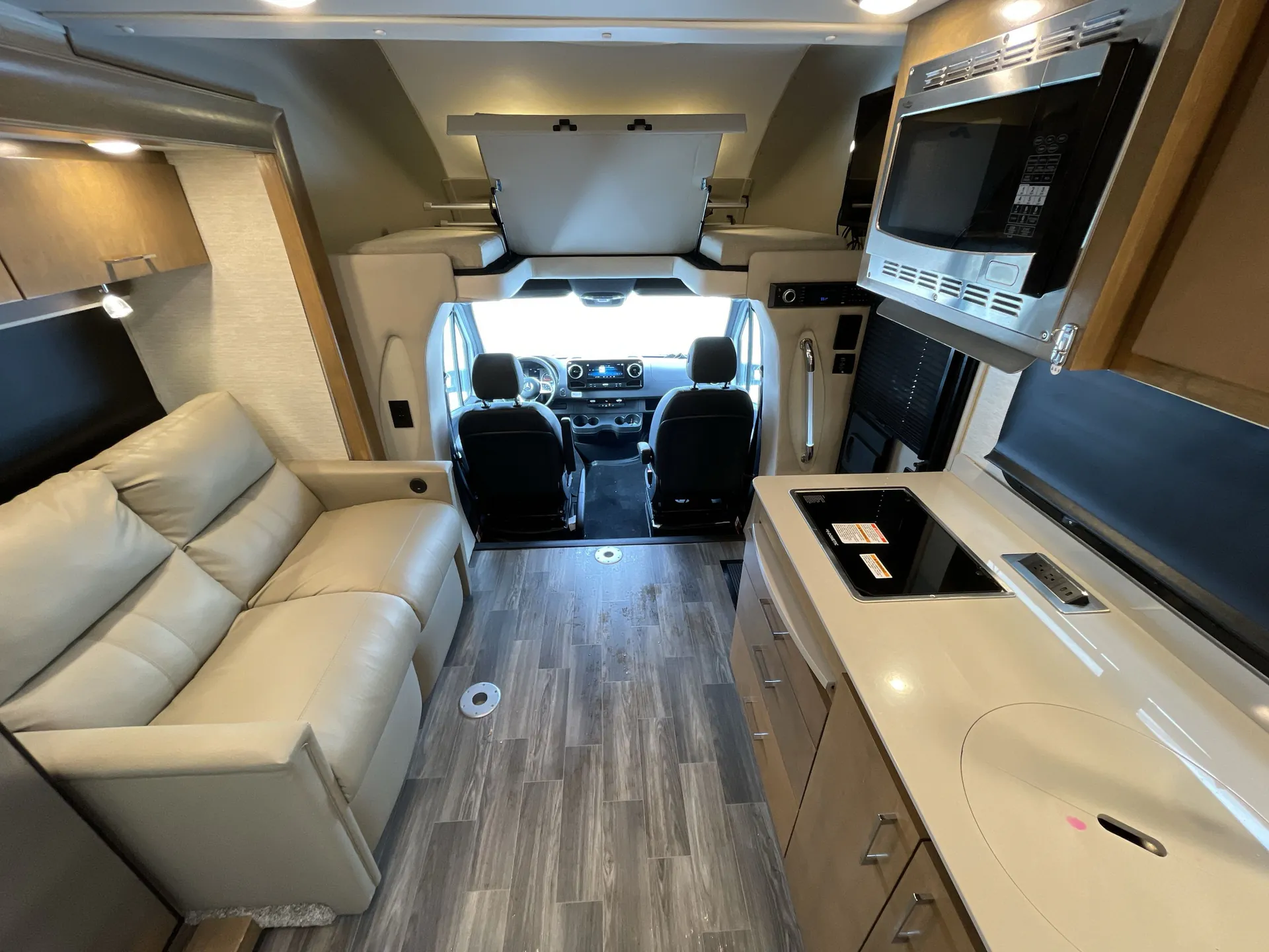 2021 Tiffin Wayfarer 25 TW — living area main