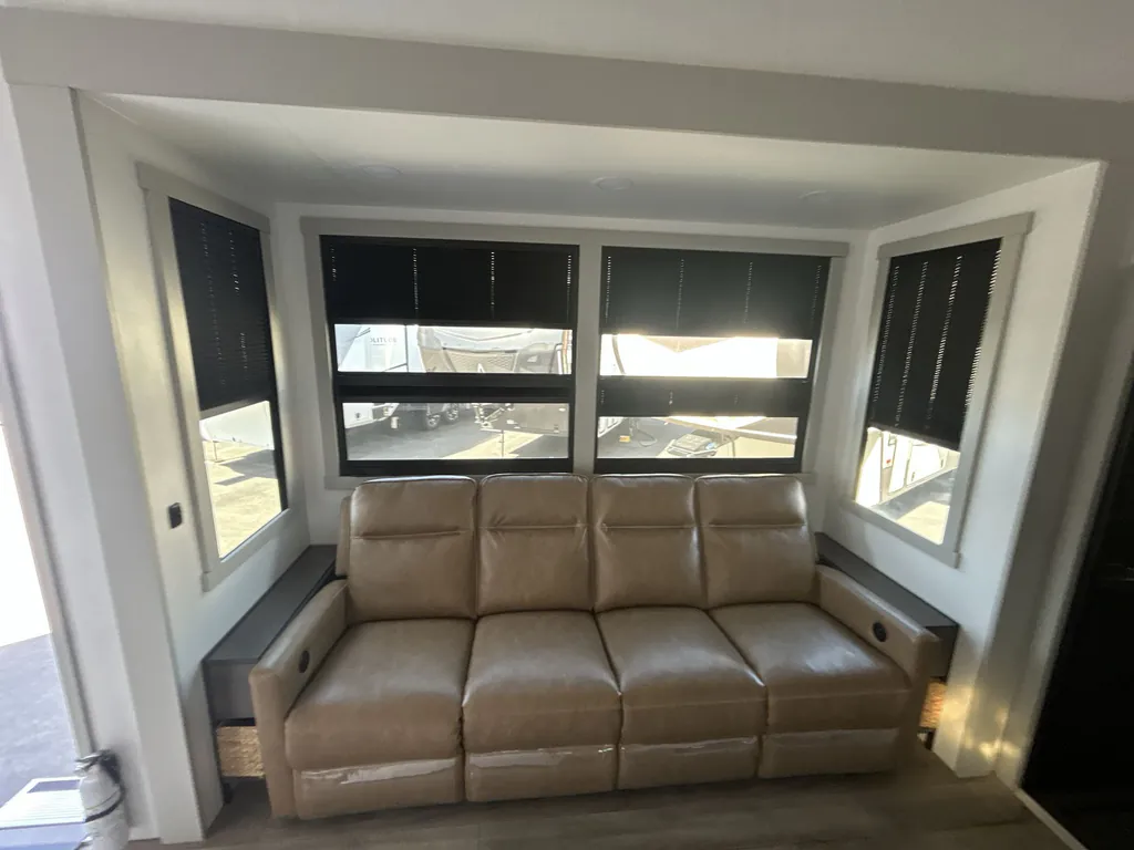 2025 Brinkley Model G 4000, Photos photo 9