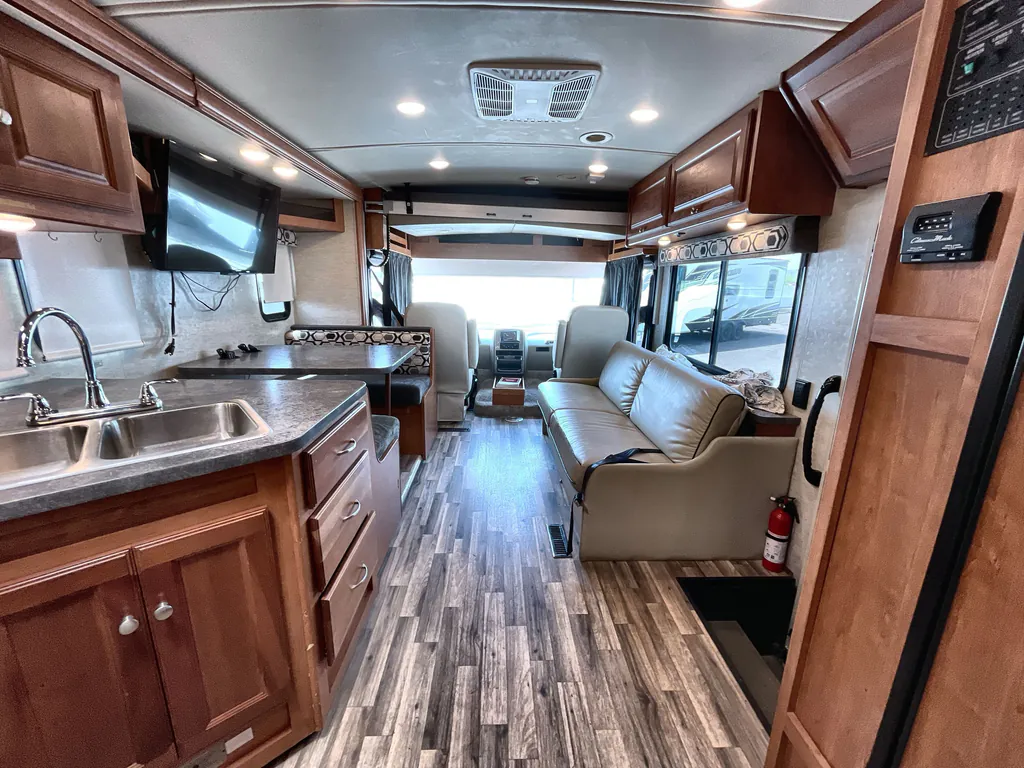 2018 Winnebago Sunstar 27P, Photos photo 3