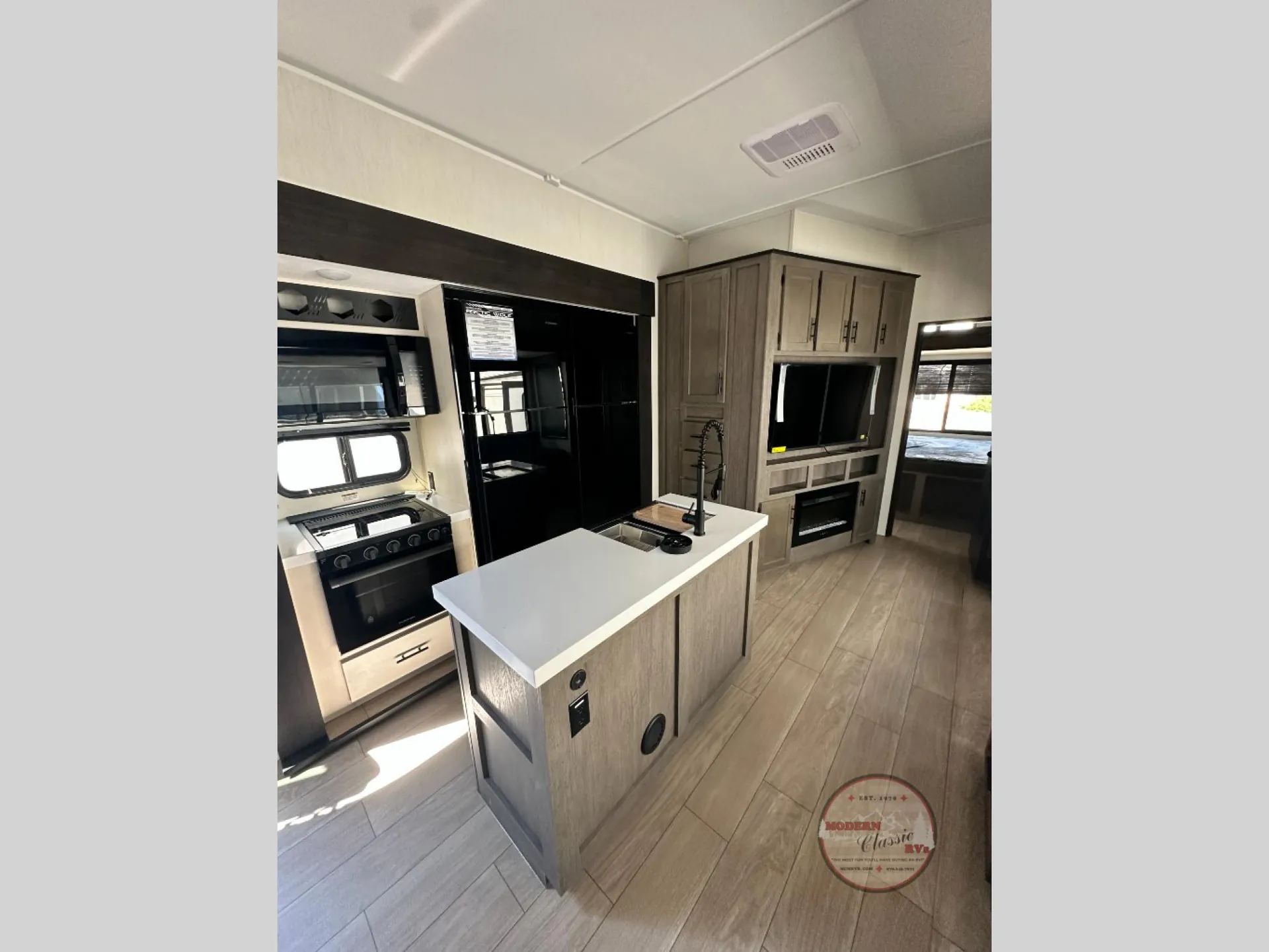 2026 Forest River Cherokee Arctic Wolf 3750SUITE - Photo 4