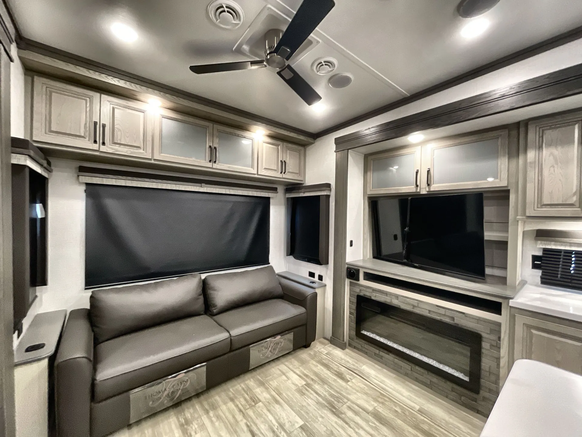 2024 Keystone Alpine 3303CK — living area main