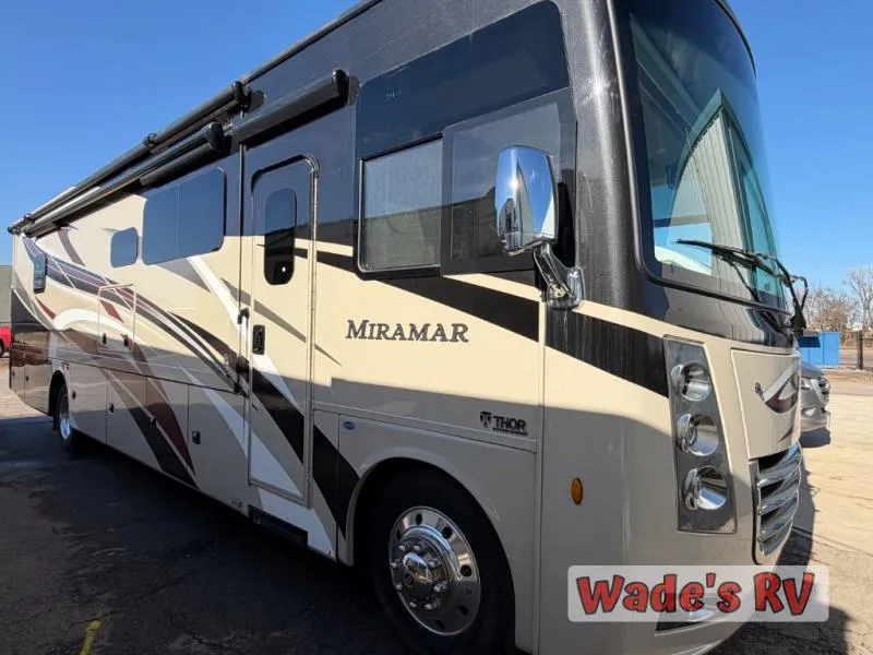 2021 Thor Motor Coach Miramar 35.2 - Photo 2