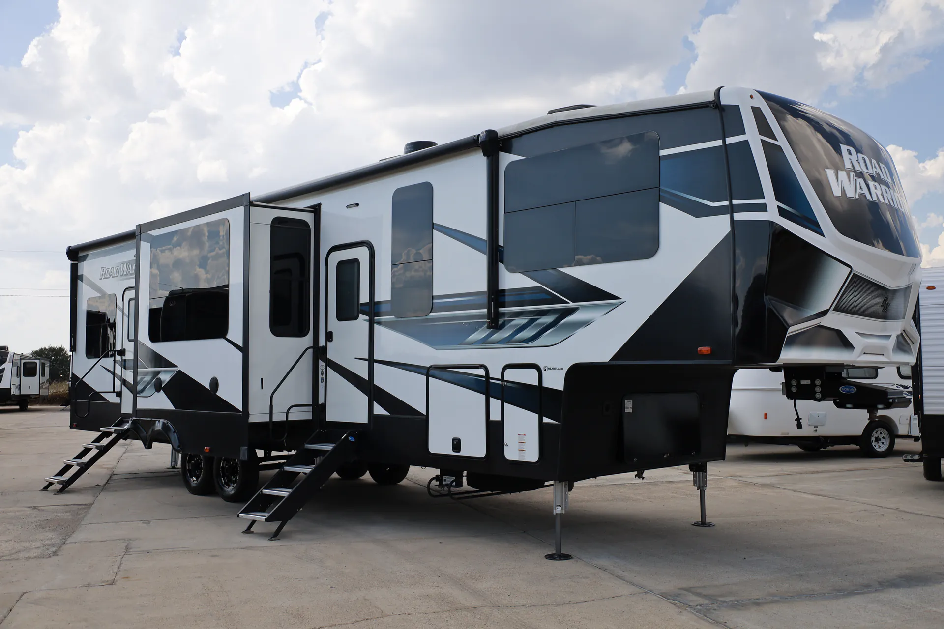 2022 Heartland Road Warrior 375 - Photo 3