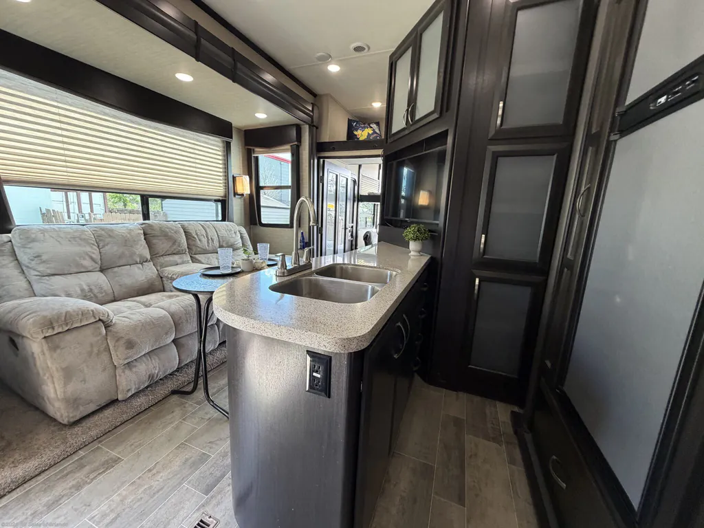 2018 Dutchmen Voltage Triton 3551, Photos photo 11
