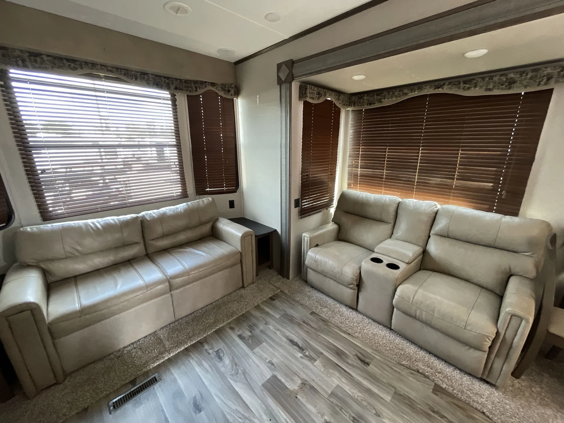 2018 Keystone Retreat 391MKTS — living area main