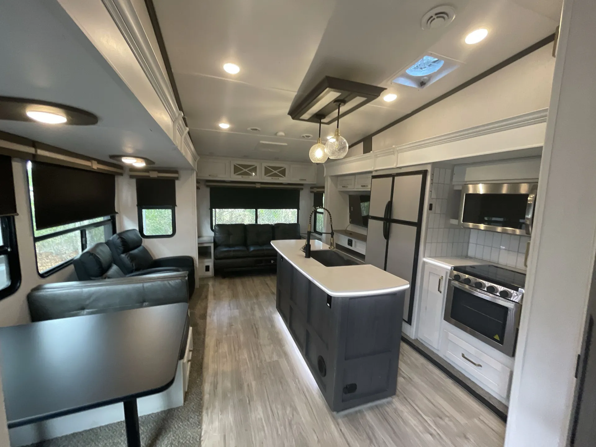 2022 Dutchmen Astoria Platinum 3553MBP — living area main